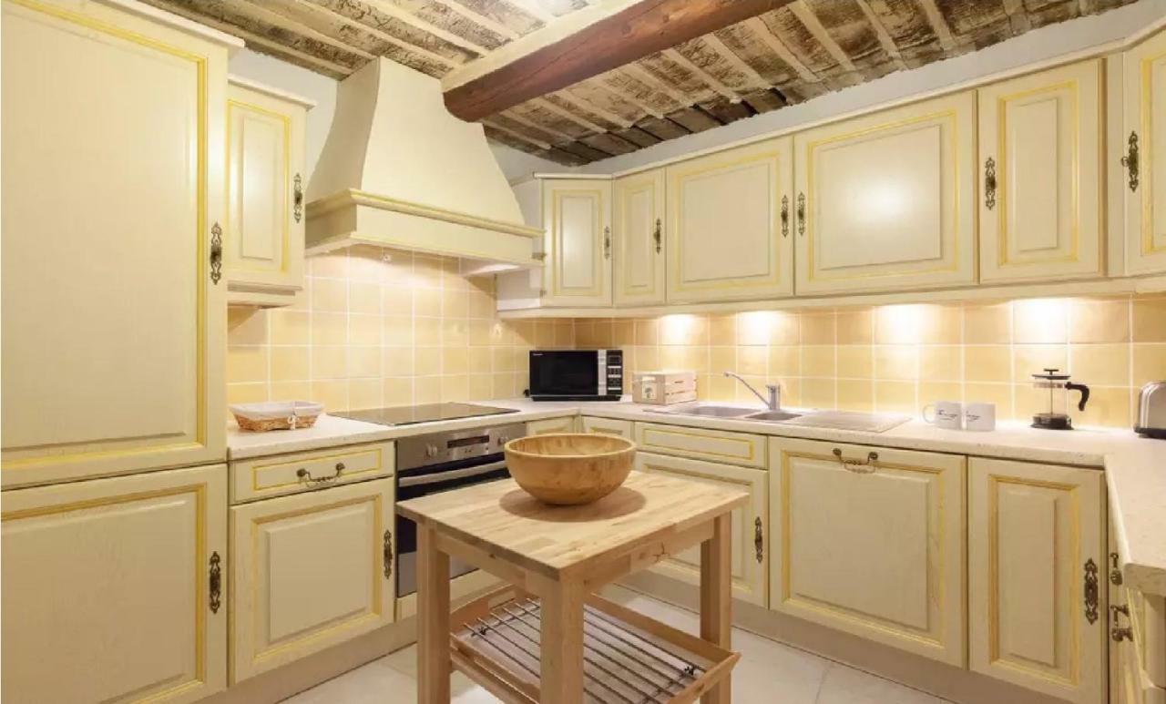 2 Bedrooms 2 Bathrooms In Old Apartment *