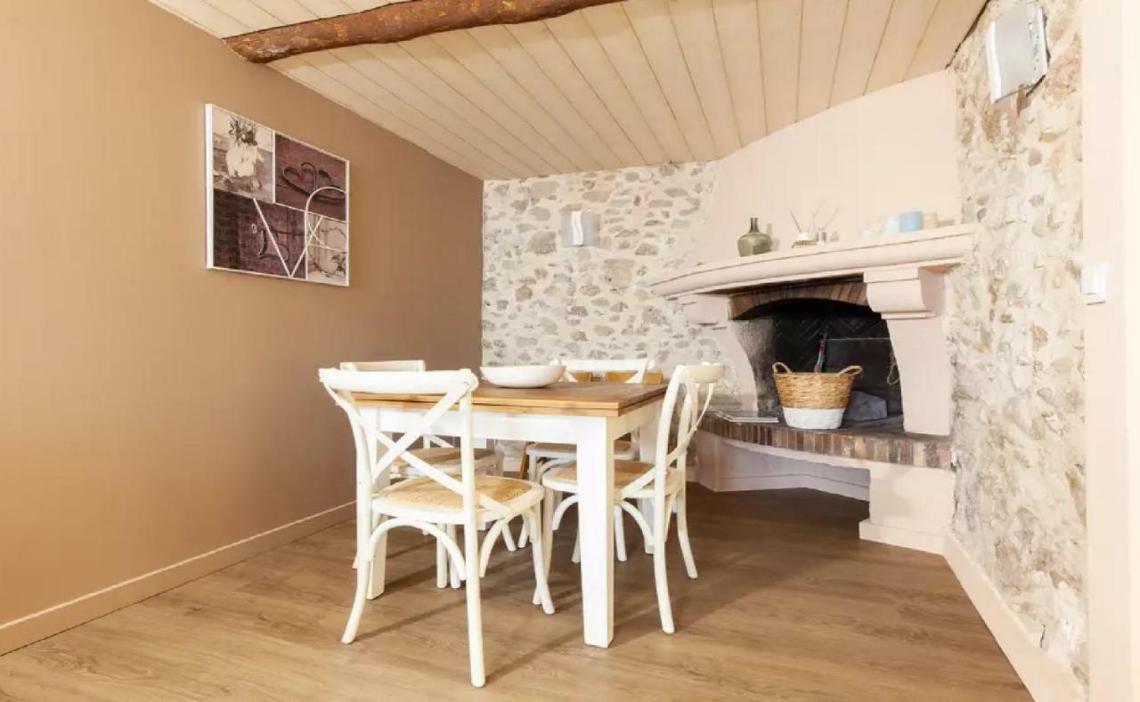 2 Bedrooms 2 Bathrooms In Old Apartamento